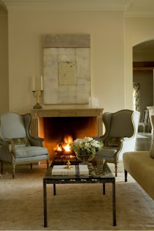 Ελάχιστη διακόσμηση στο σαλόνι με τζάκι σε γαλλικό στιλ