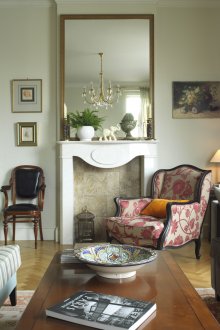 Καθρέφτης και διακοσμητικός σχεδιασμός για το σαλόνι με τζάκι σε γαλλικό στιλ