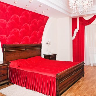 Πολυέλαιος, λάμπες τοίχου και προβολείς στην λευκή και κόκκινη κρεβατοκάμαρα