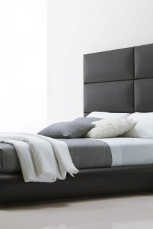 Μαύρα, γκρι και λευκά χρώματα σε ένα υπνοδωμάτιο υψηλής τεχνολογίας