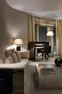 Μικρό άνετο σαλόνι με χώρο εργασίας