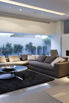 Λευκοί τοίχοι σε ένα μοντέρνο σαλόνι