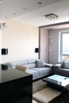 Μικρό μοντέρνο σαλόνι-κουζίνα