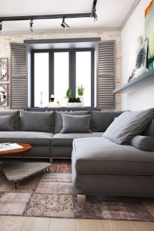 Τούβλο και λευκοί τοίχοι σε ένα μοντέρνο σαλόνι