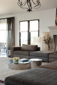 Τζάκι σε μοντέρνο σαλόνι