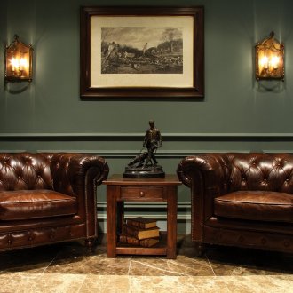 Δερμάτινες καρέκλες στο αγγλικό εσωτερικό