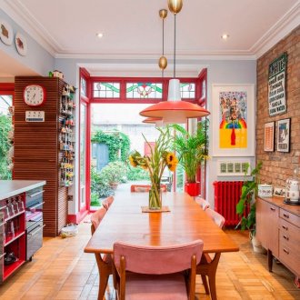 Καφέ-κόκκινο εσωτερικό στυλ κουζίνα Kitsch