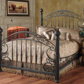 Μαύρο κρεβάτι από σφυρήλατο σίδερο στο υπνοδωμάτιο