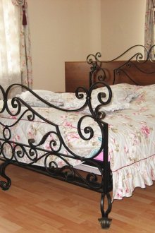 Μαύρο κρεβάτι από σφυρήλατο σίδερο σε σχεδιασμό υπνοδωματίου