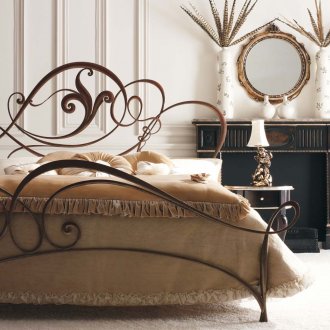 Όμορφο εσωτερικό υπνοδωμάτιο με καφέ κρεβάτι από σφυρήλατο σίδερο