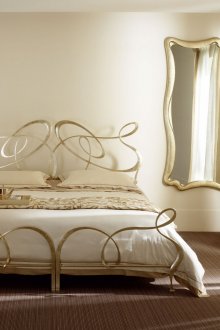 Χρυσά στοιχεία στο ντεκόρ του υπνοδωματίου