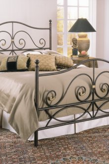 Κρεβάτι από σφυρήλατο σίδερο σε μπεζ και λευκή κρεβατοκάμαρα