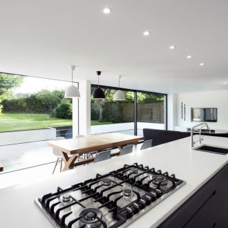 Εσωτερικό ενός σύγχρονου καθιστικού-κουζίνας σε εξοχική κατοικία