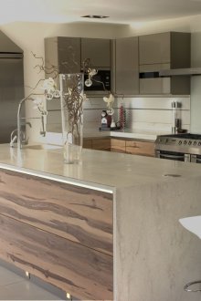 Αρχικό λευκό σκαμπό μπαρ