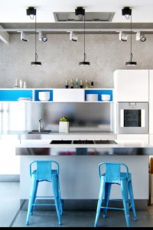 Μπλε σκαμπό μπαρ σε μια φωτεινή κουζίνα