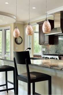 Κλασικά σκαμπό μπαρ στην κουζίνα