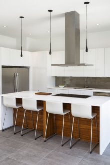 Εσωτερικό κουζίνα με μινιμαλιστικό στυλ με σκαμπό μπαρ.