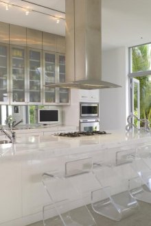 Πλαστικές διαφανείς καρέκλες