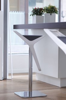 Ασυνήθιστο σκαμπό μπαρ