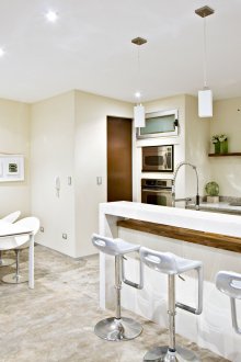 Μπαρ σκαμπό στο εσωτερικό μιας σύγχρονης κουζίνας