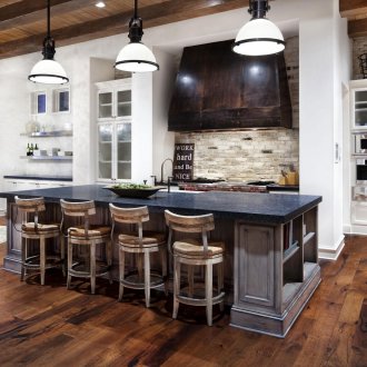 Μπαρ σκαμπό σε ένα κλασικό εσωτερικό της κουζίνας