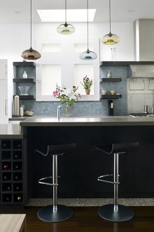 Κλασικά σκαμπό μπαρ στο εσωτερικό της κουζίνας