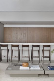 Μινιμαλιστικό εσωτερικό κουζίνα με σκαμπό μπαρ