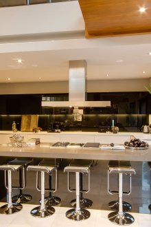 Μοντέρνα κουζίνα με μπαρ και καρέκλες για πρωινό