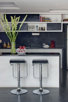 Πρωτότυπα σκαμπό μπαρ στο εσωτερικό μιας σύγχρονης κουζίνας