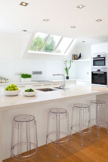 Κομψές διάφανες καρέκλες μπαρ