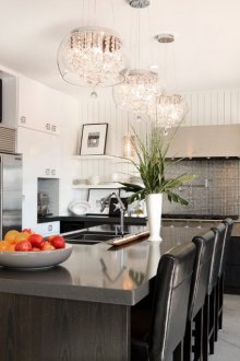 Μοντέρνο εσωτερικό κουζίνα με γυάλινο πολυέλαιο