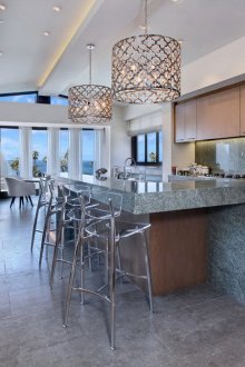 Αρχικοί πολυέλαιοι στο εσωτερικό της κουζίνας