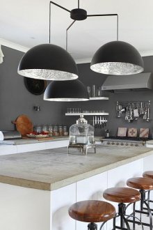 Μαύρος πολυέλαιος σε μοντέρνο εσωτερικό