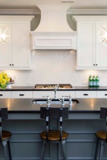 Δύο μικροί πολυέλαιοι σε ένα κλασικό εσωτερικό της κουζίνας