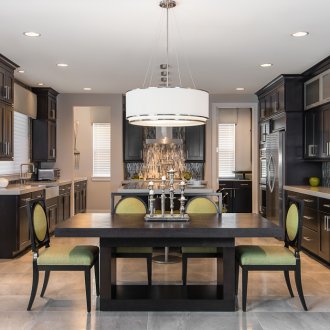 Μεγάλος στρογγυλός πολυέλαιος πάνω από το τραπέζι της κουζίνας