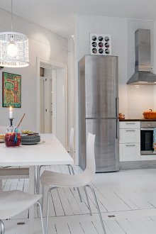 Ξυλόγλυπτο λευκό πολυέλαιος στο εσωτερικό της κουζίνας