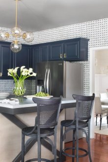 Πολυέλαιος με αποχρώσεις στο εσωτερικό της κουζίνας