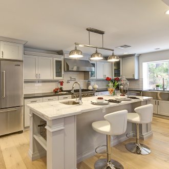 Μεταλλικός πολυέλαιος σε φωτεινό εσωτερικό χώρο