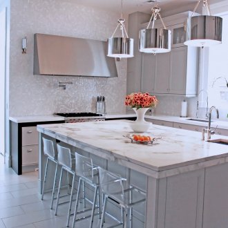 Μεταλλικοί πολυέλαιοι πάνω σε μαρμάρινο πάγκο