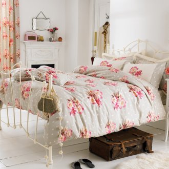 Floral εκτυπώσεις σε ένα υπνοδωμάτιο provence