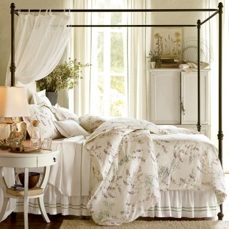 Όμορφο κρεβάτι με σκελετό στο υπνοδωμάτιο στο στιλ της Προβηγκίας