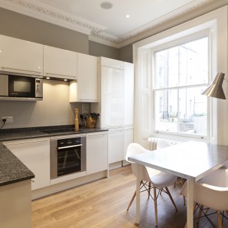 Μικρή μοντέρνα κουζίνα