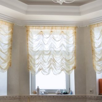 Κίτρινο διαφανές γαλλικό κουρτίνες στο σαλόνι