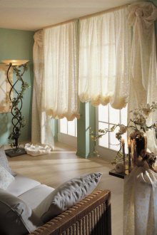 Floral γαλλικές κουρτίνες στο σαλόνι