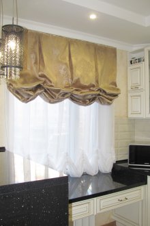 Όμορφες γαλλικές κουρτίνες στην κουζίνα