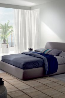 Cozy μοντέρνο υπνοδωμάτιο με λευκά τείχη