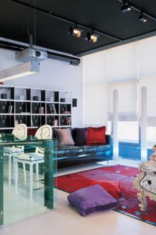 Γυάλινο τραπέζι στο σαλόνι με στυλ pop art.