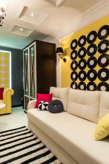 Μαύρο και άσπρο στρογγυλό τραπέζι καφέ σε στιλ pop art.