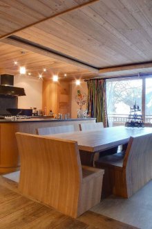 Απλή κουζίνα σε ένα σπίτι σαλέ