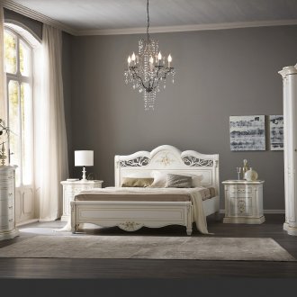 Λευκά έπιπλα σε ένα κλασικό εσωτερικό υπνοδωμάτιο